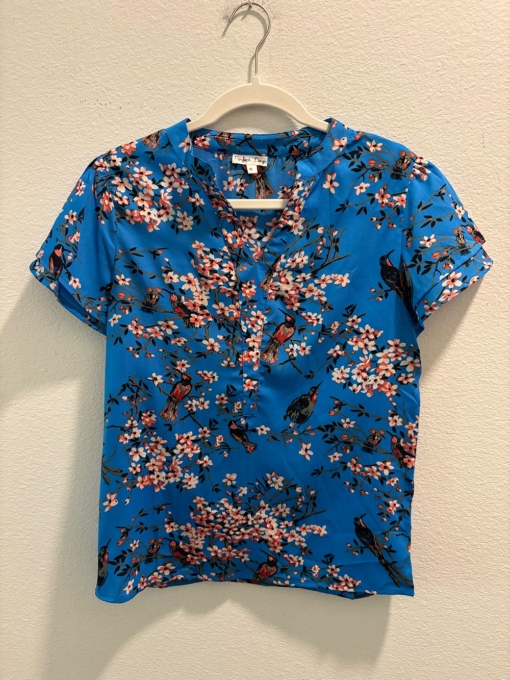 Perfect Day Blue Floral & Bird Short Sleeve V-Neck Top, size M
